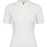 Witte Geribde Top met Staande Kraag en Knoopdetail