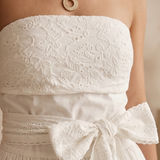 Witte Off-Shoulder Jurk met Kant, Overslagdetail & Striksluiting