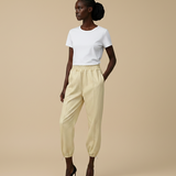 Calças encantadoras - Calças marcantes em um tom suave de amarelo.