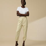 Calças encantadoras - Calças marcantes em um tom suave de amarelo.