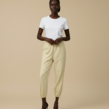 Calças encantadoras - Calças marcantes em um tom suave de amarelo.