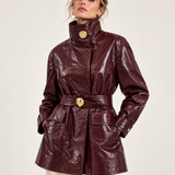 Bordeaux jas van imitatieleer met ceintuur en gouden knopen – dames