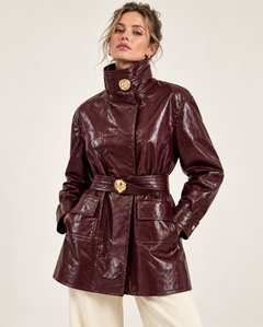 Bordeaux jas van imitatieleer met ceintuur en gouden knopen – dames