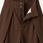 Bruine barrel broek – achteraanzicht