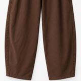 Bruine barrel broek gedragen